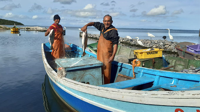 Pescadores de Iguaba Grande celebram fartura