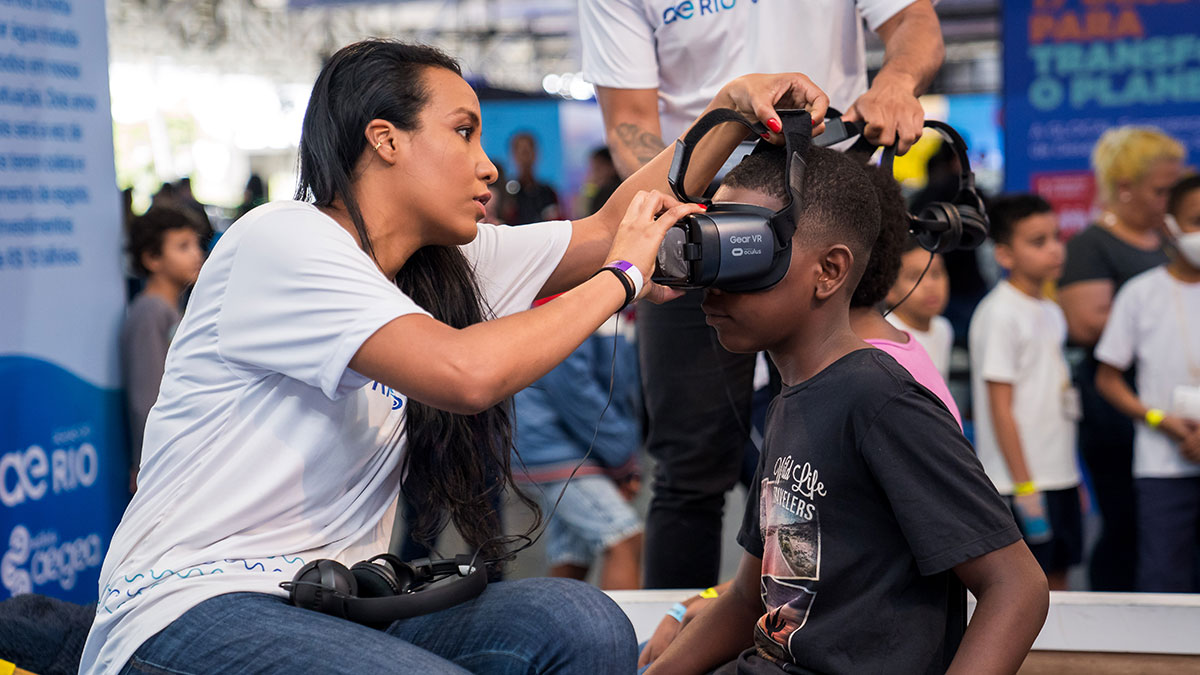 GLOCAL_Experience_criancas_mullher_oculos_Aguas_Rio_Aegea