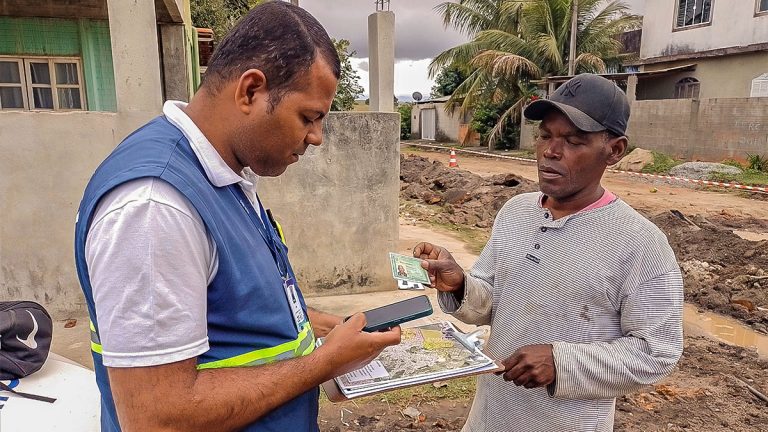 José Maria cadastrando para ter ligação de água no imóvel onde vive há um ano Aegea