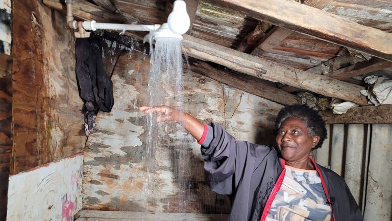 História de moradora de Copacabana que não tinha chuveiro em casa é contada na COP 27