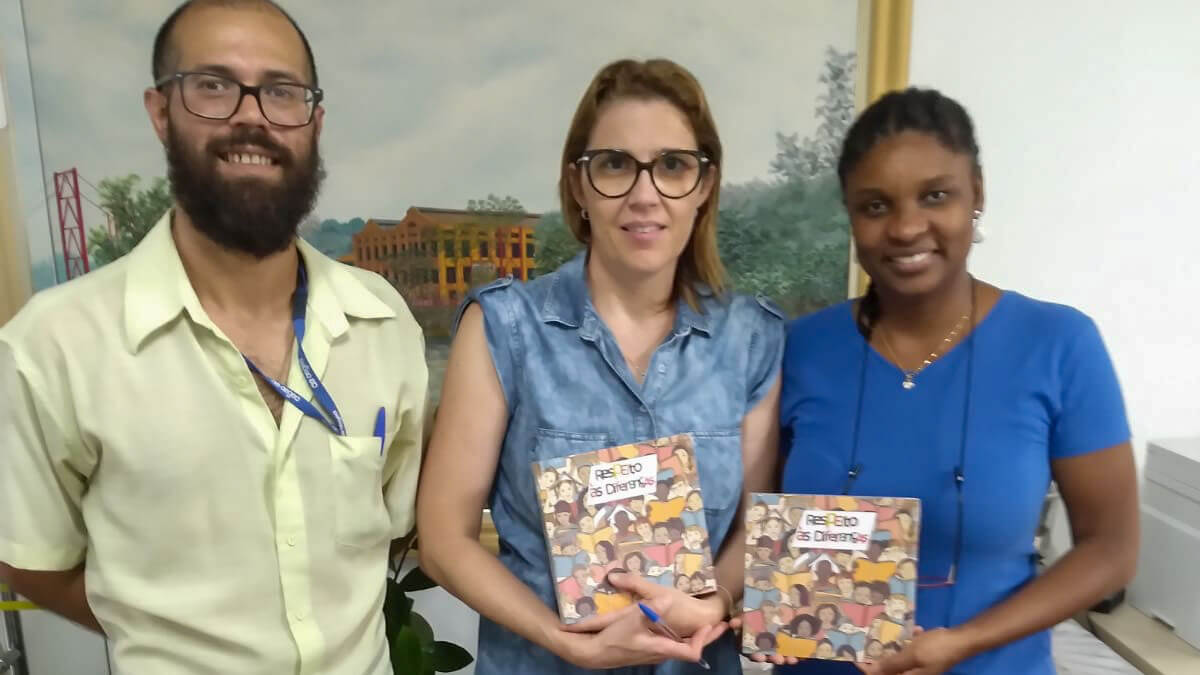 Mirante entrega livros do Projeto Respeito às Diferenças às escolas