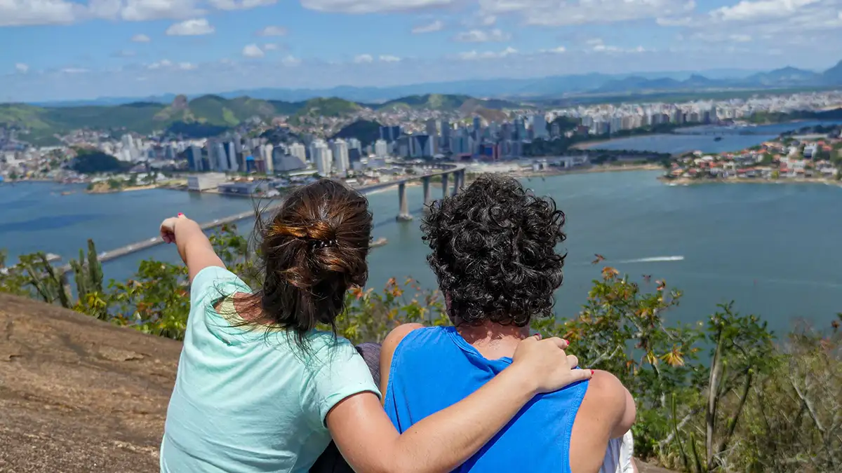 Voluntários realizam trilha ecológica para limpeza do Morro do Moreno