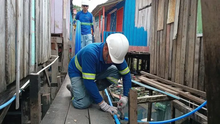 Moradores impactados pela cheia do Rio Negro recebem tubulações elevadas