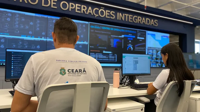 Tampas de esgoto com sensores e monitoramento 24 horas
