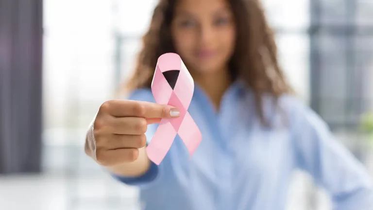 Outubro se tornou conhecido mundialmente como o mês marcado por campanhas e ações para mostrar a importância da prevenção e, assim, aumentar o acesso aos serviços de diagnóstico que contribuem para a redução da mortalidade. Apesar disso, os dados sobre o câncer de mama continuam preocupantes. É o que mais acomete mulheres, no Brasil e no mundo. A Aegea participa ativamente das campanhas e oferece, por meio de convênio médico, uma rede de apoio e cuidados aos seus colaboradores. Para ajudar na divulgação de informações que podem fortalecer as recomendações sobre prevenção e diagnóstico precoce, o Aegea Blog conversou com o médico do trabalho da Aegea, Flávio Tocci Moreira. Veja a entrevista e as dicas de cuidados. (((FOTO DO MÉDICO))) Qual o panorama do câncer de mama no mundo? O câncer de mama é o tipo que mais acomete mulheres em todo o mundo, tanto em países em desenvolvimento quanto em países desenvolvidos. Cerca de 2,3 milhões de casos novos foram estimados para o ano de 2020 em todo o mundo, o que representa cerca de 24,5% de todos os tipos de neoplasias diagnosticadas nas mulheres. As taxas de incidência variam entre as diferentes regiões do planeta, com as maiores taxas nos países desenvolvidos. Como está a situação no Brasil? Para o Brasil, foram estimados 73.610 casos novos de câncer de mama em 2023, com um risco estimado de 66,54 casos a cada 100 mil mulheres. O câncer de mama também ocupa a primeira posição em mortalidade por câncer entre as mulheres no Brasil, com taxa de mortalidade ajustada por idade, pela população mundial, para 2021, de 11,71/100 mil (18.139 óbitos). As maiores taxas de incidência e de mortalidade estão nas regiões Sul e Sudeste do Brasil. Como é possível prevenir? Cerca de 30% dos casos de câncer de mama podem ser evitados com a adoção de hábitos saudáveis. Um dos mais importantes é a prática de atividade física e, para isso, os exercícios podem ser adequados ao ritmo de vida de cada pessoa. É válido desde uma caminhada diária até a rotina de academias. Manter o peso corporal adequado também importa. Evitar o consumo de bebidas alcoólicas. A amamentação, tão importante para a saúde do bebê, também ajuda na prevenção do câncer de mama da mãe. Como reconhecer os primeiros sinais? Os principais sinais e sintomas suspeitos de câncer de mama são: caroço (nódulo), geralmente endurecido, fixo e indolor; pele da mama avermelhada ou parecida com casca de laranja, alterações no bico do peito (mamilo) e saída espontânea de líquido de um dos mamilos. Também podem aparecer pequenos nódulos no pescoço ou na região embaixo dos braços (axilas). No caso de suspeita, é importante agendar consulta com o seu médico ginecologista. Quando devem ser realizados os exames? O principal exame utilizado no rastreamento é a mamografia, que, segundo a recomendação do Ministério da Saúde, deve ser realizado por mulheres entre 50 a 69 anos a cada 2 anos. No entanto, seu médico irá avaliar o seu histórico pessoal e familiar e orientar a melhor rotina de rastreamento. Quanto antes a detecção do câncer de mama, maiores as chances de cura. Mas uma série de fatores vão ser avaliados pelo seu médico ginecologista ou oncologista para determinar o melhor tratamento.