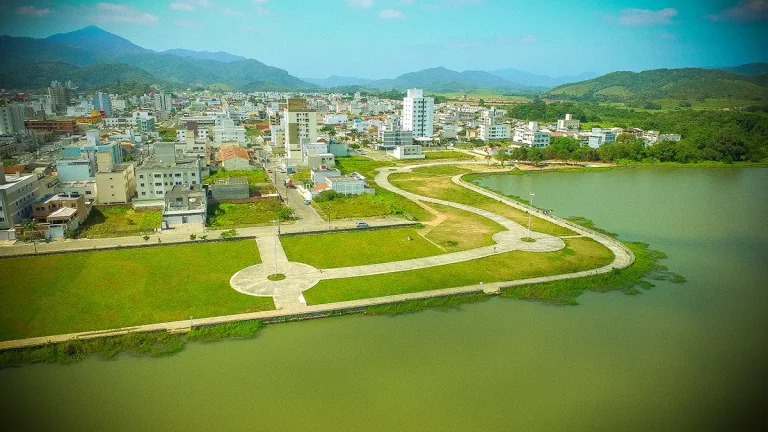 Visando a universalização, Águas de Camboriú firma compromisso com prefeitura