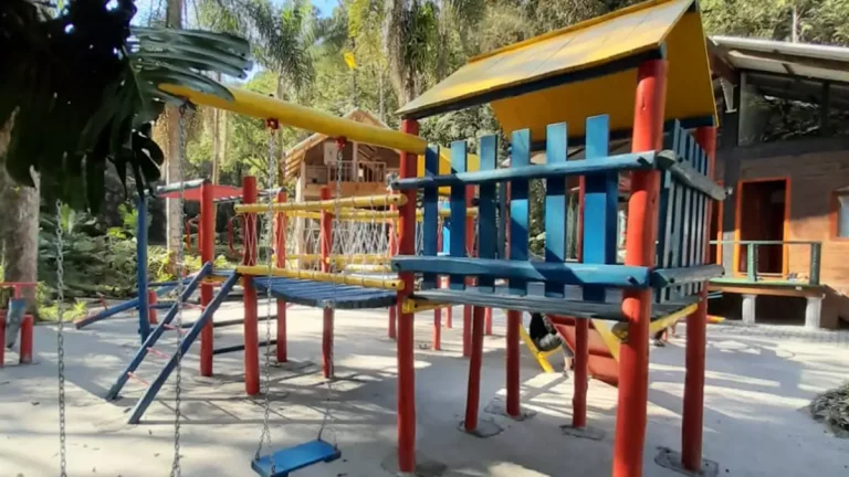 Filhos de refugiados acolhidos por ONG têm área de lazer construída por voluntários da Aegea