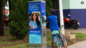 Hidratação gratuita em praças e eventos: mais cuidado no verão