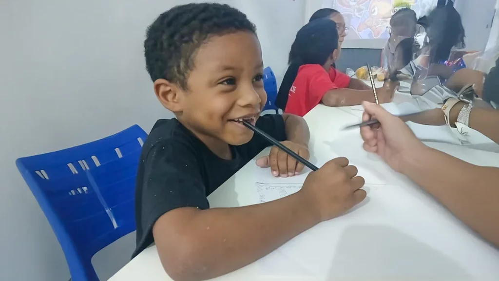 Águas do Rio constrói salas de aula para reforço escolar em comunidade
