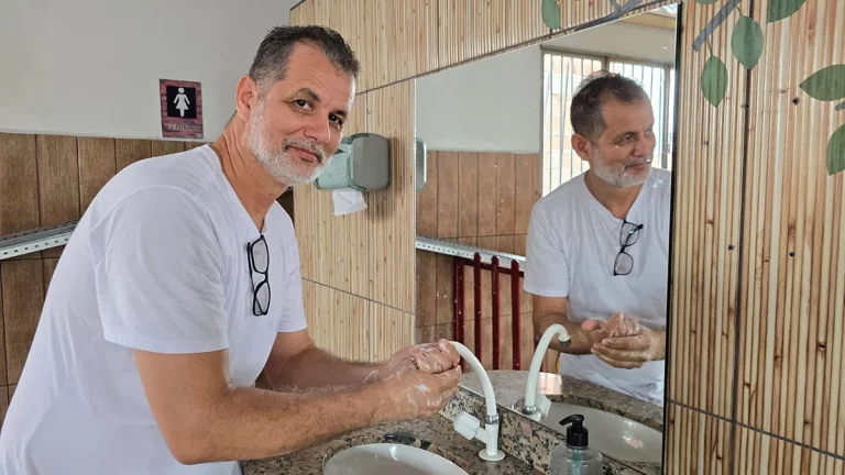 Cidade de Deus, em Manaus, celebra chegada da rede de esgoto