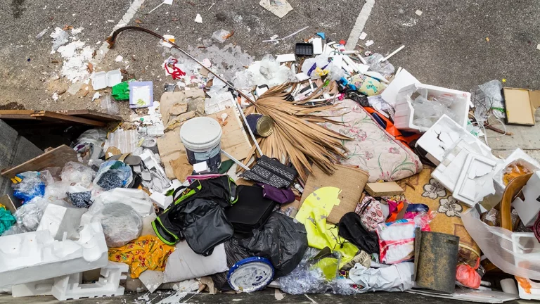 Descarte irregular de resíduos e chuva aumentam risco de dengue