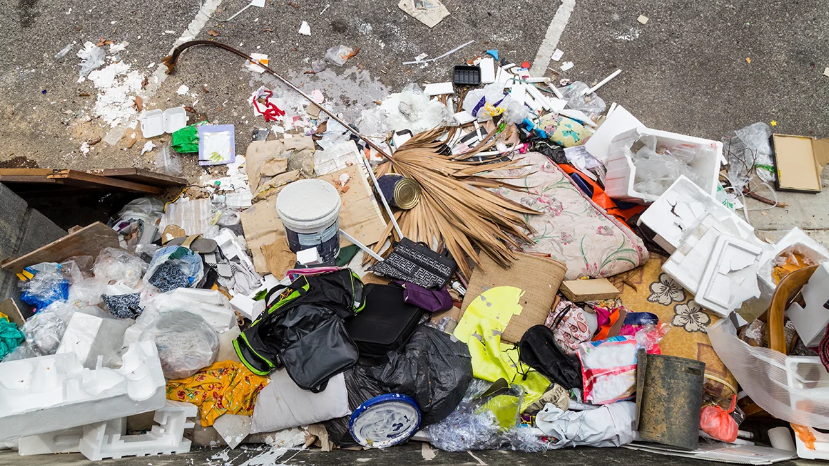 Descarte irregular de resíduos e chuva aumentam risco de dengue