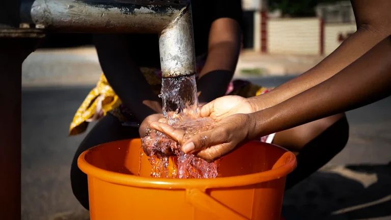 Saúde e saneamento: por que o acesso ainda tem cor e gênero?