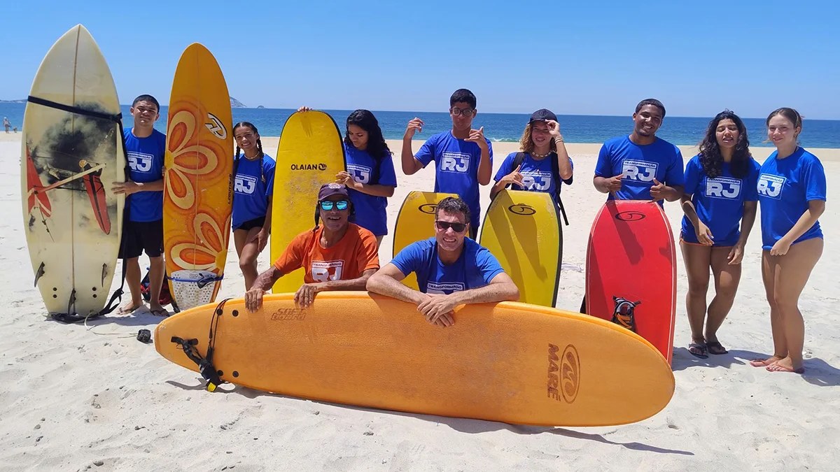 Água limpa no mar em São Conrado impulsiona escola de surf da Rocinha