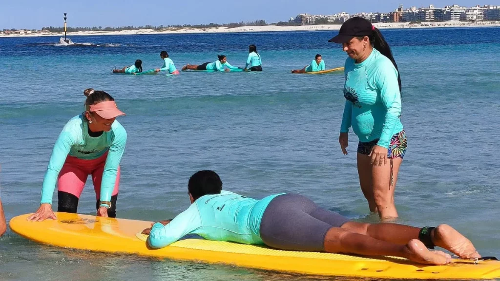 Águas de Gaia transforma a vida de mulheres por meio do surfe