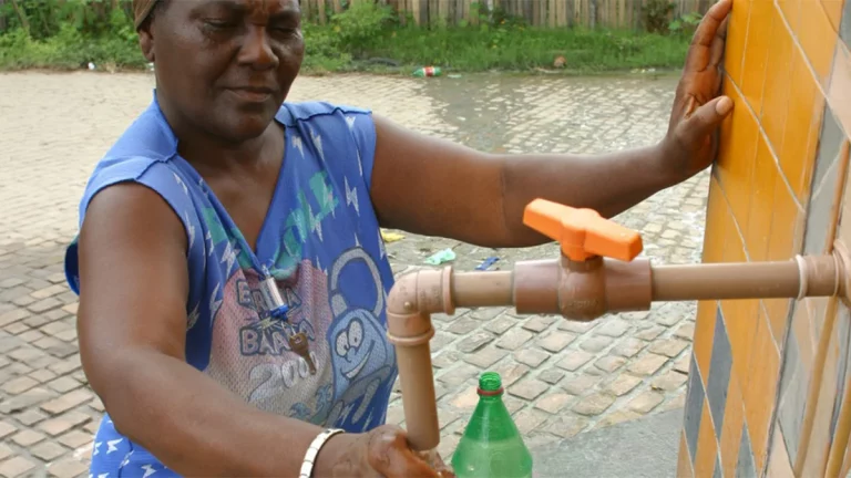 Gênero e raça: como o saneamento muda a vida de mulheres brasileiras