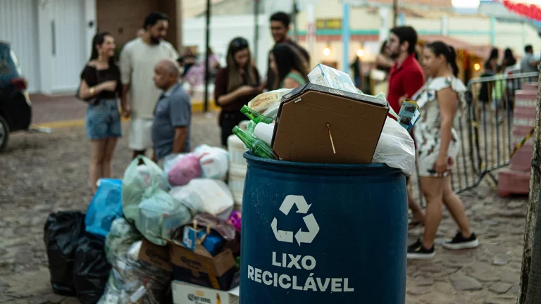 Descarte incorreto vira desafio para catadores após festa no Cariri