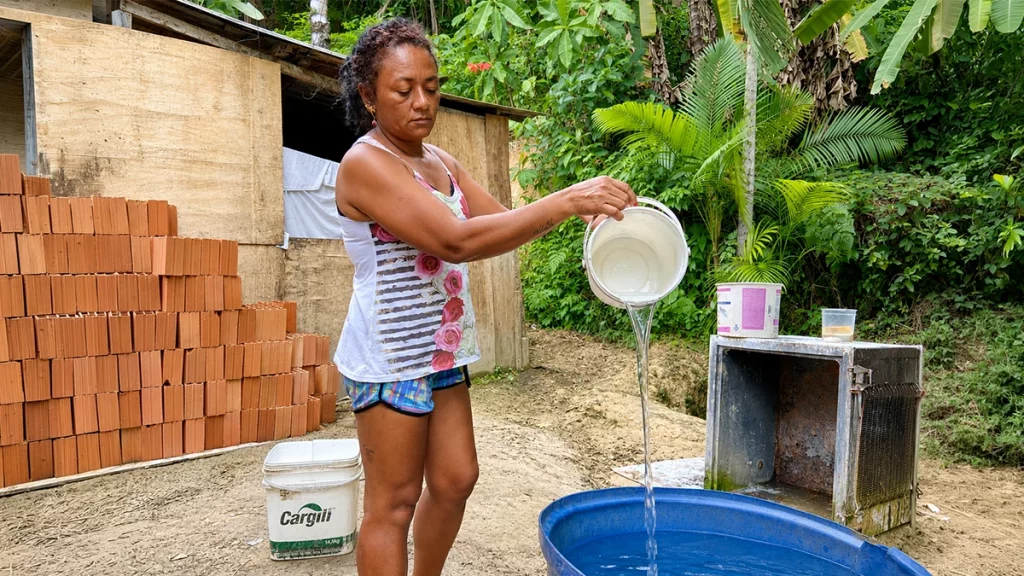 Água que transforma: comunidade de Manaus deixa a cacimba para trás