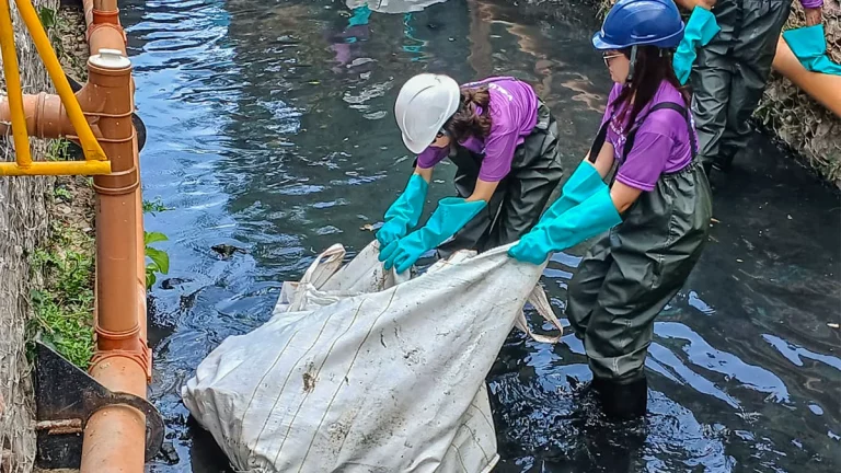 Entre rios, igarapés e mar, a limpeza das águas ganha força no Brasil