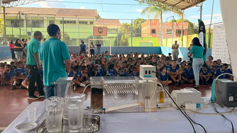Miniestação leva educação sobre saneamento para dentro da escola