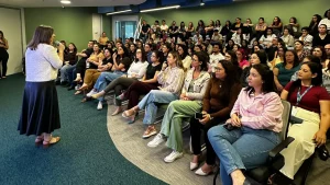 Voluntariado conecta jovens e profissionais em conversa sobre carreira